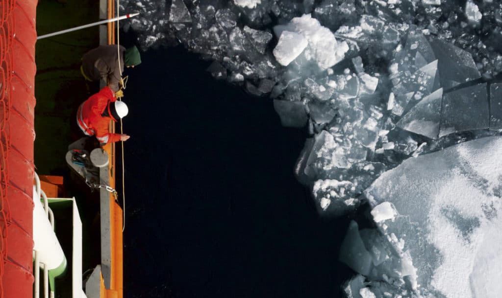 在这篇文章中：阿拉斯加大学的伊戈尔多克夫教授Fairbanks是北极海洋的观察计划监测气候变化的主导科学家。