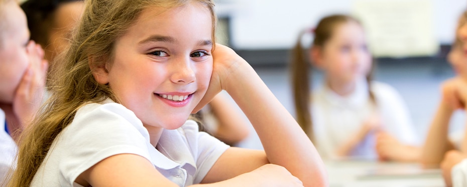 女孩在教室：社交技能是情感课程的基础。