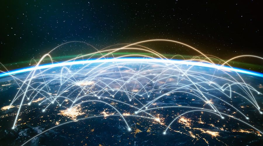 考古学家利用卫星对地球进行光学成像，以探测埋在地下的遗骸。