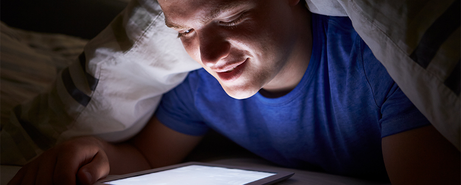 更好的睡眠卫生可能会鼓励更好的睡眠 - 例如，在晚上限制屏幕使用。