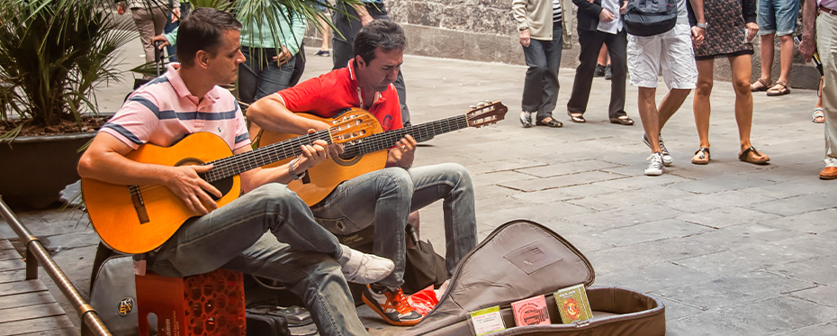 街头表演者有助于城市音景。