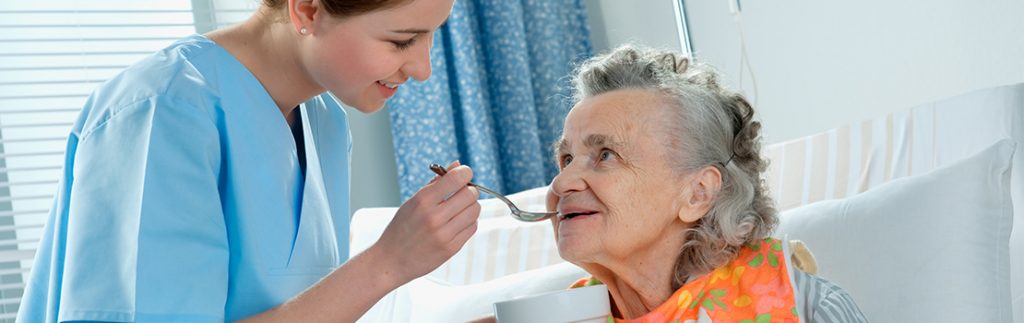 一位吞咽困难的妇女被帮助进食