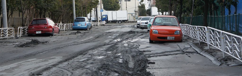 在液化过程中，固体砂质地面表现得像液体。