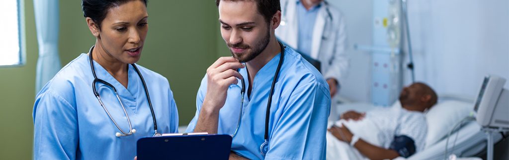 两位医生在看一个剪贴板