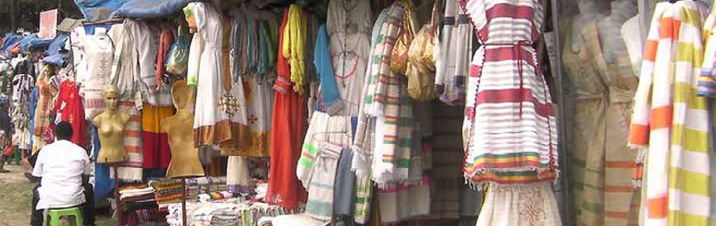 亚的斯亚贝巴四罗美达市场上手工织造的衣服