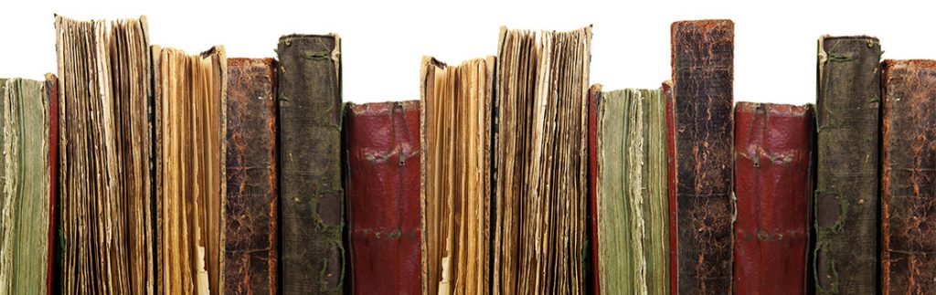 一排旧书和手稿