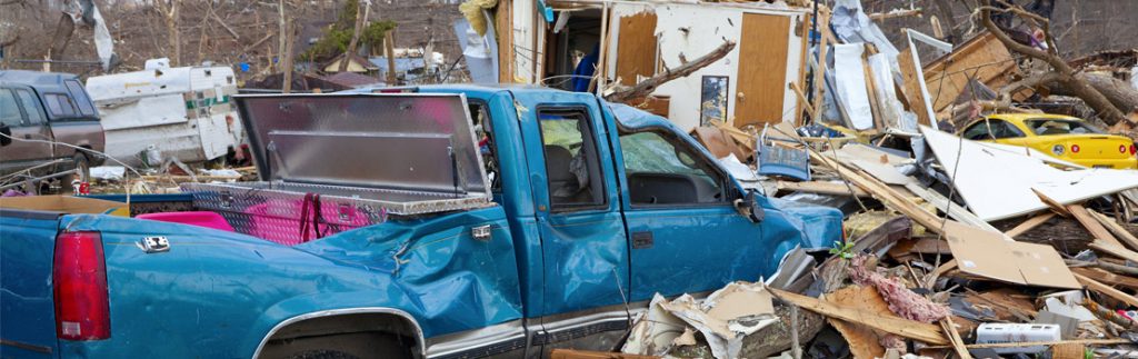 龙卷风造成的破坏:砸碎的货车，砸碎的房子
