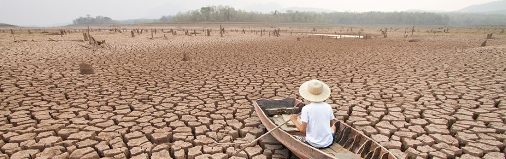 一艘划艇在一片炎热的地球上