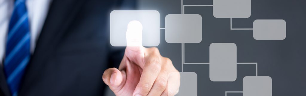 一个穿西装的男人按了按一个大的触摸屏