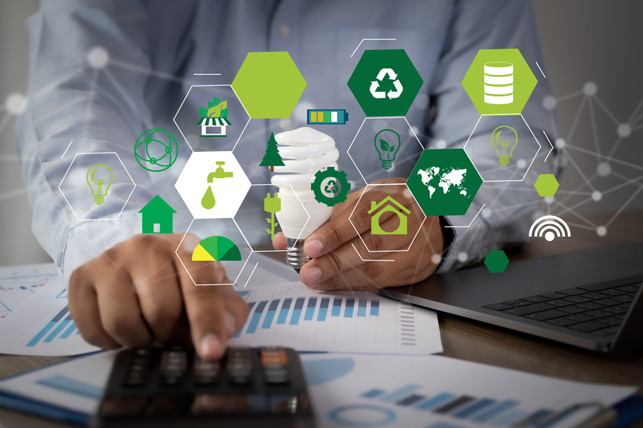 人使用计算器并持有灯泡绿色创举难决定