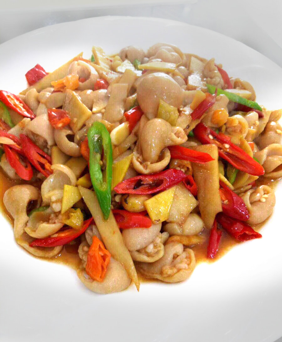 Hakka菜菜中包括菜菜菜,如番茄猪肠加辣椒和酸竹片