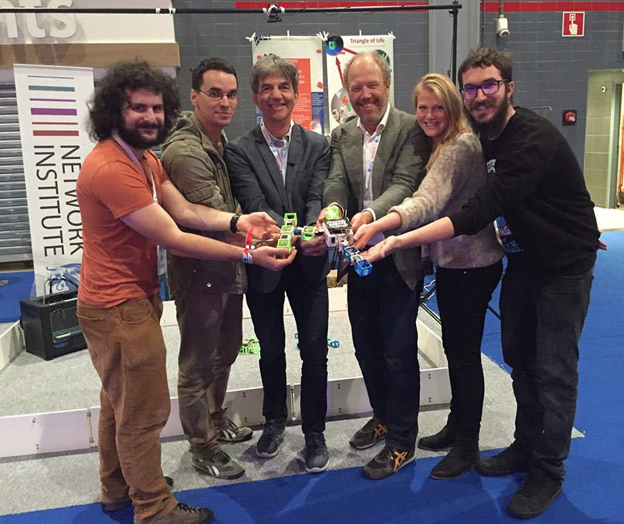 研究队正在调查机器人 设计并搭建后代智能机的可能性