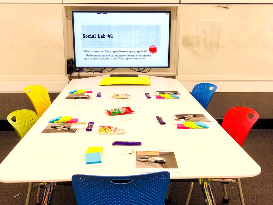 带写作设备表环绕五色轮椅屏幕上为社会实验室提供权点,鼓励早期职业教师反省场外教学经验