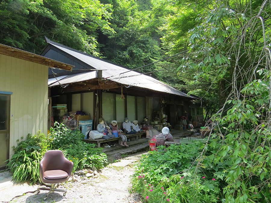 多维级稻草人坐在日本南高洛老楼下